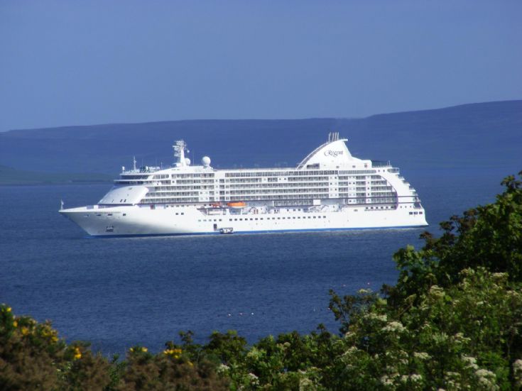 Seven seas cruise liner