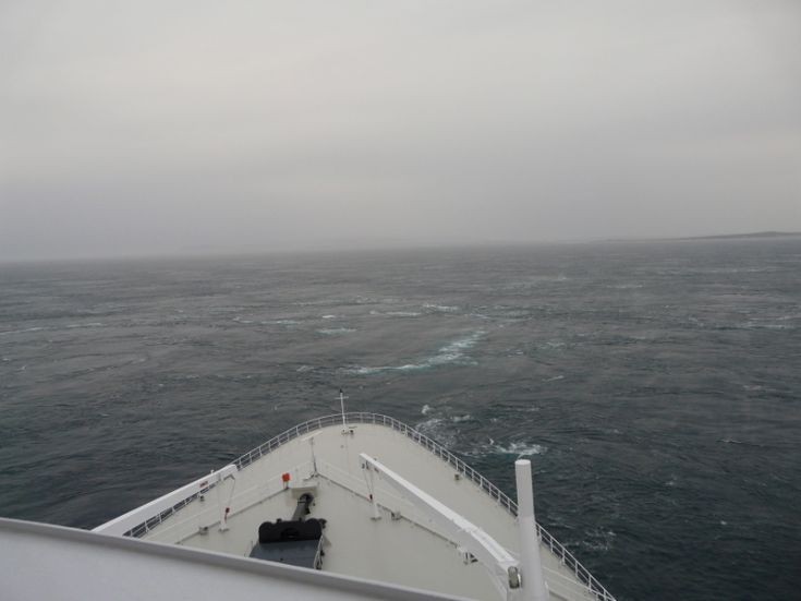 QM2 in the Pentland Firth tides