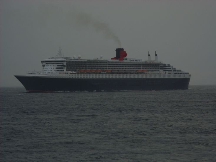 Queen Mary 2 in the Firth