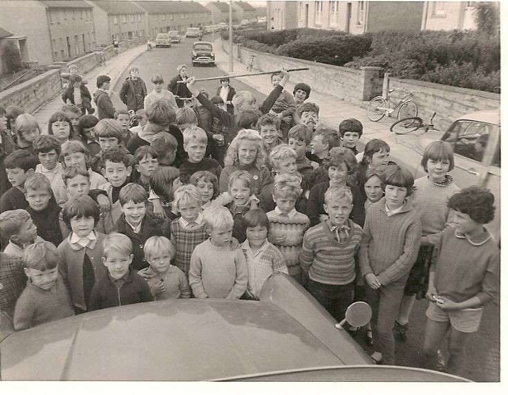 A group of bairns in Kirklands Road