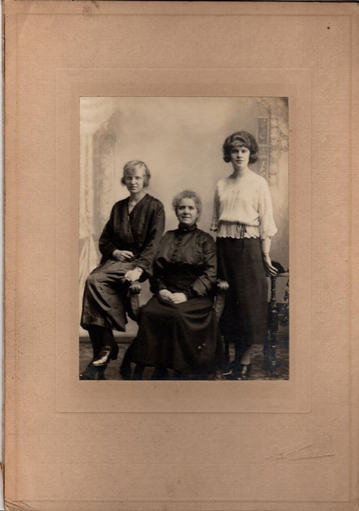 Mrs Flett, Mabel & Anna Gray